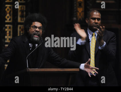 Princeton Professor Dr. Cornel West Adressen ein Rathaus sammeln Als Teil der Smiley und West Armut Tour am Wilshire Boulevard Tempel in Los Angeles am 9. Oktober 2011. Am Recht ist das Fernsehen sprechen host Tavis smiley. Die paar verwendet den 11-, 18-city Event zum Highlight der Kampf der Armen des Landes sowie kritisieren Präsident Obama. Die Tour ist für Broadcast Montag, Oktober 10. bis Freitag, den 14. Oktober auf der PBS Programm "Tavis smiley', als Teil einer 5-teiligen Serie geplant. UPI/Jim Ruymen Stockfoto