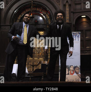 Princeton Professor Dr. Cornel West Adressen ein Rathaus sammeln Als Teil der Smiley und West Armut Tour am Wilshire Boulevard Tempel in Los Angeles am 9. Oktober 2011. Auf der linken Seite ist Fernsehen sprechen host Tavis smiley. Die paar verwendet den 11-, 18-city Event zum Highlight der Kampf der Armen des Landes sowie kritisieren Präsident Obama. Die Tour ist für Broadcast Montag, Oktober 10. bis Freitag, den 14. Oktober auf der PBS Programm "Tavis smiley', als Teil einer 5-teiligen Serie geplant. UPI/Jim Ruymen Stockfoto