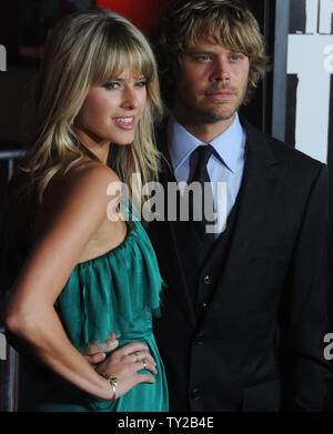 Schauspieler Eric Christian Olsen (R), eine warf Mitglied im sci-fi Thriller motion picture "Das Ding", kommt mit Schauspielerin Sarah Wright für die Premiere des Films in den Universal City Walk in Universal City am 10. Oktober 2011. UPI/Jim Ruymen Stockfoto