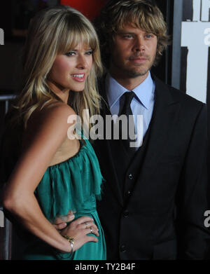 Schauspieler Eric Christian Olsen (R), eine warf Mitglied im sci-fi Thriller motion picture "Das Ding", kommt mit Schauspielerin Sarah Wright für die Premiere des Films in den Universal City Walk in Universal City am 10. Oktober 2011. UPI/Jim Ruymen Stockfoto