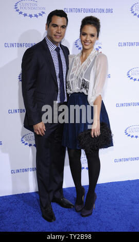 Schauspielerin Jessica Alba (R) und Ehemann Cash Warren nehmen an der Clinton Foundation Gala zu Ehren von "ein Jahrzehnt der Unterschied "im Hollywood Palladium in Los Angeles am 14. Oktober 2011 statt. UPI/Phil McCarten Stockfoto