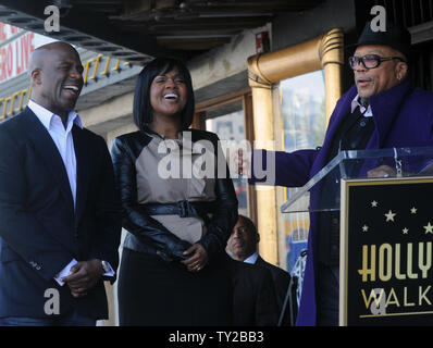 Gospel Singers und Musiker BeBe Winans (L) und CeCe Winans (C) reagieren auf Kommentare von Produzent Quincy Jones (R) während einer enthüllungsfeier sie ehrt mit dem 2.452 nd Stern auf dem Hollywood Walk of Fame in Los Angeles am 20. Oktober 2011. UPI/Jim Ruymen Stockfoto