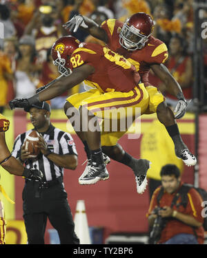 USC tight end Randall Telfer (82) und Zurück laufen Curtis McNeal (22) feiern, nachdem NcNeal einen Touchdown gegen Stanford in der zweiten Hälfte am Kolosseum in Los Angeles am 29 Oktober, 2011 zählte. Stanford gewann 56-48. UPI/Lori Shepler Stockfoto