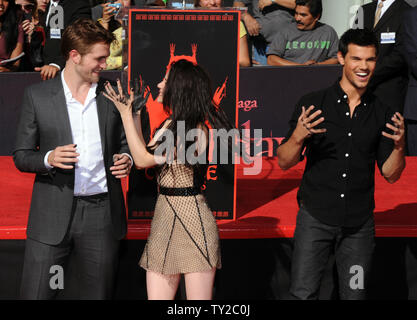 Schauspieler Robert Pattinson, Kristen Stewart und Taylor Lautner (L-R) in Ihrer Hand- & Fußabdruck Zeremonie teilnehmen am Grauman's Chinese Theater in Hollywood" in Los Angeles am 3. November 2011. UPI/Jim Ruymen Stockfoto