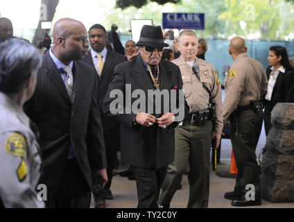 Michael Jacksons Vater Joe Jackson kommt an der Courthouse für Dr. Conrad Murray's Totschlag Prozess in Los Angeles am 3. November 2011. Rechtsanwälte für beide Seiten erwarteten Plaedoyers heute der Fall ist über die Jury. UPI/Phil McCarten Stockfoto