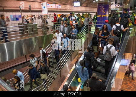 7Th Street Metro Center Station, LA Metro, Rush Hour Crowd, Los Angeles, Kalifornien, Vereinigte Staaten von Amerika Stockfoto