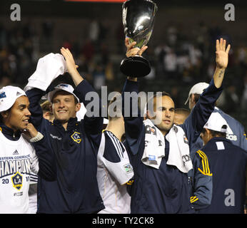 Los Angeles Galaxy Landon Donovan, mit Pokal und Mannschaftskameraden feiern ihren Sieg über Real Salt Lake in der zweiten Hälfte in der MLS Western Conference Finale im Home Depot Center in Carson, Kalifornien am November 6, 2011. Die Galaxie gewann 3-1. UPI/Lori Shepler. Stockfoto