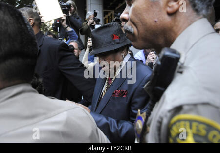 Michael Jacksons Vater Joe Jackson verlässt das Gericht nach dem Urteil in Dr. Conrad Murray's Totschlag Prozess in Los Angeles am 7. November 2011. Murray wurde für schuldig befunden. UPI/Phil McCarten Stockfoto