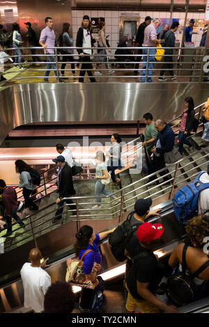 7Th Street Metro Center Station, LA Metro, Rush Hour Crowd, Los Angeles, Kalifornien, Vereinigte Staaten von Amerika Stockfoto