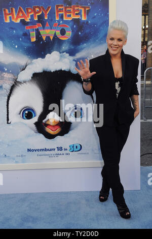 Sängerin und Schauspielerin Alecia Moore aka 'Rosa', ein Ensemble in der animierten motion picture Komödie "Happy Feet Zwei", sorgt sich die Premiere des Films am Grauman's Chinese Theater in Hollywood" in Los Angeles am 13. November 2011. UPI/Jim Ruymen Stockfoto