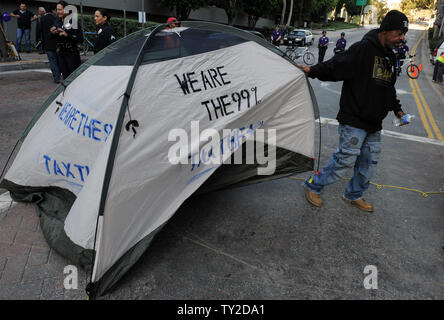Mehr als 1.000 besetzen L.A. actiivists schließen eine große Downtown Los Angeles Street als Teil eines nationalen Aktionstag auf Am 17. November 2011. 23 Anti-Wall Street Demonstranten - von denen die meisten in einem Kreis in einem Downtown Financial District Kreuzung saß und sich weigerte, sich zu zerstreuen - wurden festgenommen. UPI/Jim Ruymen Stockfoto