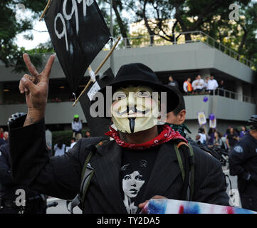 Mehr als 1.000 besetzen L.A. actiivists schließen eine große Downtown Los Angeles Street als Teil eines nationalen Aktionstag auf Am 17. November 2011. 23 Anti-Wall Street Demonstranten - von denen die meisten in einem Kreis in einem Downtown Financial District Kreuzung saß und sich weigerte, sich zu zerstreuen - wurden festgenommen. UPI/Jim Ruymen Stockfoto