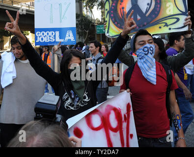 Mehr als 1.000 besetzen L.A. actiivists schließen eine große Downtown Los Angeles Street als Teil eines nationalen Aktionstag auf Am 17. November 2011. 23 Anti-Wall Street Demonstranten - von denen die meisten in einem Kreis in einem Downtown Financial District Kreuzung saß und sich weigerte, sich zu zerstreuen - wurden festgenommen. UPI/Jim Ruymen Stockfoto