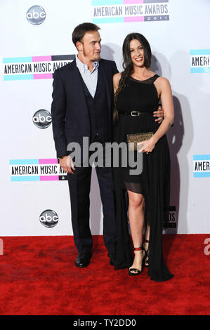 (L-R)-Rapper Mario ouleye 'Treadway und Sängerin Alanis Morissett kommen an der 39th American Music Awards bei Nokia Theater in Los Angeles am 20 November, 2011. UPI/Jim Ruymen Stockfoto