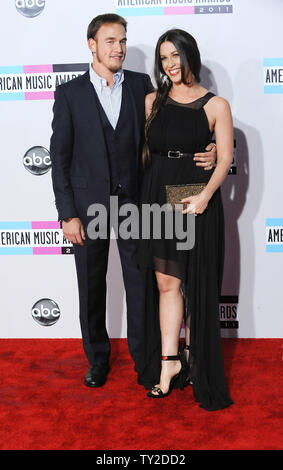 (L-R)-Rapper Mario ouleye 'Treadway und Sängerin Alanis Morissett kommen an der 39th American Music Awards bei Nokia Theater in Los Angeles am 20 November, 2011. UPI/Jim Ruymen Stockfoto