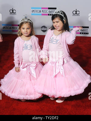 YouTube stars Sophia Gnade Brownlee und Rosie Brownlie Nokia Theater in Los Angeles am 20 November, 2011. UPI/Jim Ruymen Stockfoto