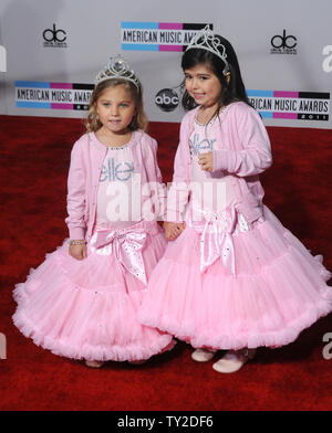 YouTube stars Sophia Gnade Brownlee und Rosie Brownlie Nokia Theater in Los Angeles am 20 November, 2011. UPI/Jim Ruymen Stockfoto