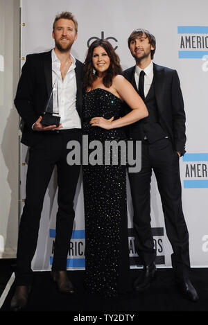 Lady Antebellum erscheint backstage nach dem Gewinn der Favorite Country Music Band, Duo oder Gruppe Preis während der 39 American Music Awards, bei Nokia Theater in Los Angeles am 20. November 2011 abgehalten. UPI/Jim Ruymen Stockfoto