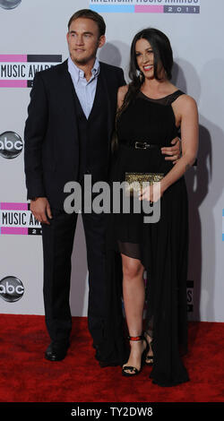 Sängerin Alanis Morissette und ihr Ehemann Mario Treadway kommen für die 39 American Music Awards, bei Nokia Theater in Los Angeles am 20. November 2011 abgehalten. UPI/Jim Ruymen Stockfoto