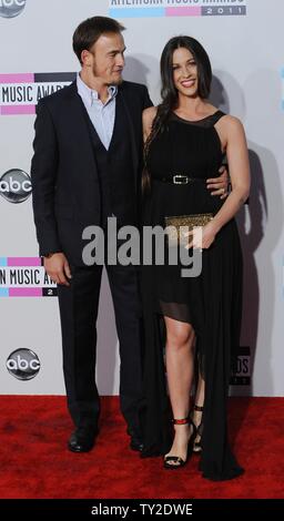 Sängerin Alanis Morissette und ihr Ehemann Mario Treadway kommen für die 39 American Music Awards, bei Nokia Theater in Los Angeles am 20. November 2011 abgehalten. UPI/Jim Ruymen Stockfoto