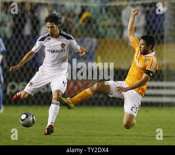 Los Angeles Galaxy Defender Omar Gonzalez (4) hält den Ball weg von Houston Dynamo vorwärts Brian Ching (25) in der ersten Hälfte des MLS Cup im Home Depot Center in Carson, Kalifornien am Nov. 20, 2011. UPI/Lori Shepler. Stockfoto