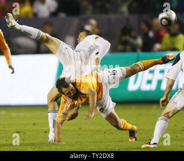 Los Angeles Galaxy vorwärts Adam Cristman, oben, und Houston Dynamo Adam Moffat (16) Kampf um den Ball in der ersten Hälfte des MLS Cup im Home Depot Center in Carson, Kalifornien am Nov. 20, 2011. UPI/Lori Shepler. Stockfoto