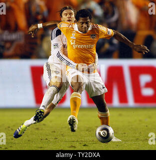 Los Angeles Galaxy Mittelfeldspieler David Beckham, zurück, packt Houston Dynamo Carlo's teuer und war für eine Strafe in der zweiten Hälfte des MLS Cup im Home Depot Center in Carson, Kalifornien am Nov. 20, 2011 genannt. Die Galaxie gewann 1:0. UPI/Lori Shepler. Stockfoto