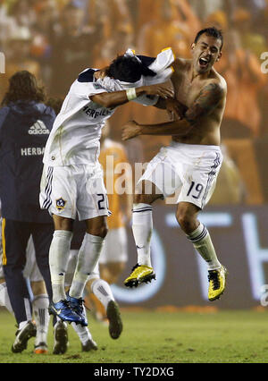 Los Angeles Galaxy Juninho (19) und A.J. DeLaGarza, Links, ihren Gewinn über dem Houston Dynamo in der MLS Cup feiern im Home Depot Center in Carson, Kalifornien am Nov. 20, 2011. Die Galaxie gewann 1:0. UPI/Lori Shepler. Stockfoto