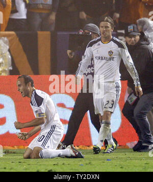 Los Angeles Galaxy Landon Donovan (10) und David Beckham (23) feiern, nachdem sie die Houston Dynamo in der zweiten Hälfte des MLS Cup im Home Depot Center in Carson, Kalifornien am Nov. 20, 2011 Beat. Die Galaxie gewann 1:0. UPI/Lori Shepler. Stockfoto