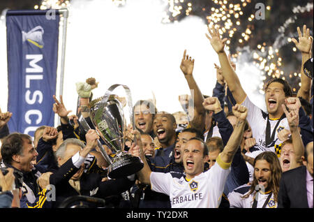 Los Angeles Galaxy feiern ihren Gewinn über dem Houston Dynamo in der MLS Cup im Home Depot Center in Carson, Kalifornien am Nov. 20, 2011. Die Galaxie gewann 1:0. UPI/Lori Shepler. Stockfoto