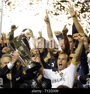 Los Angeles Galaxy feiern ihren Gewinn über dem Houston Dynamo in der MLS Cup im Home Depot Center in Carson, Kalifornien am Nov. 20, 2011. Die Galaxie gewann 1:0. UPI/Lori Shepler. Stockfoto