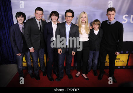 Regisseur J.J. Abrams (C) und Darsteller (L-R) Zach Mills, Riley Griffiths, Joel Courtney, Elle Fanning, Ryan Lee und Gabriel Basso ein Screening des Films "Super 8" an der Akademie der Künste und Wissenschaften, Samuel Goldwyn Theater in Beverly Hills, Kalifornien am 22. November 2011 abgehalten. UPI/Phil McCarten Stockfoto