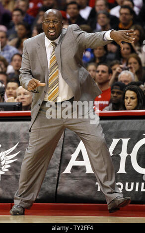 Los Angeles Lakers Trainer Mike Braun schreit seine Spieler in der ersten Hälfte des NBA Basketball Spiel gegen die Los Angeles Clippers in Los Angeles am 21. Dezember 2011. UPI/Lori Shepler Stockfoto