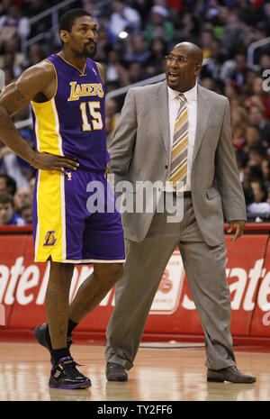 Los Angeles Lakers Trainer Mike Braun spricht mit Metta Frieden in der Welt in der ersten Hälfte des NBA Basketball Spiel gegen die Los Angeles Clippers in Los Angeles am 21. Dezember 2011. UPI/Lori Shepler Stockfoto