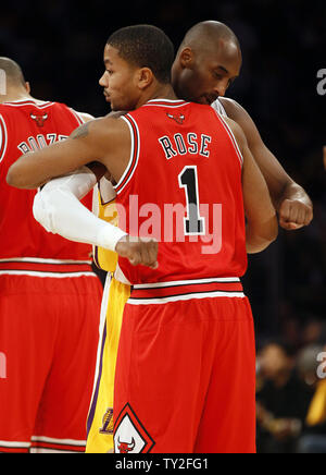 Los Angeles Lakers shooting guard Kobe Bryant (24) und die Chicago Bulls Point Guard Derrick Rose (1) Hug vor ihrer NBA Basketball Spiel in Los Angeles am 25. Dezember 2011. UPI/Lori Shepler Stockfoto