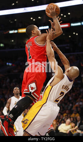 Chicago Bulls Point Guard Derrick Rose (1) Macht ein Korb über Los Angeles Lakers Point Guard Derek Fisher (2) in der zweiten Hälfte ihres NBA Basketball Spiel in Los Angeles am 25. Dezember 2011. Die Bullen gewonnen 88 bis 87. UPI/Lori Shepler Stockfoto