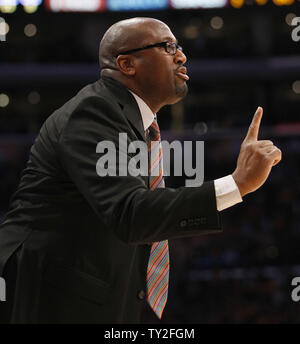 Los Angeles Lakers' Trainer Mike Braun schreit seine Spieler in der zweiten Hälfte ihres NBA Basketball Spiel gegen die Chicago Bulls in Los Angeles am 25. Dezember 2011. Die Bullen gewonnen 88 bis 87. UPI/Lori Shepler Stockfoto