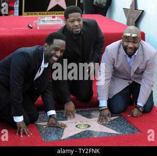 R&B singen Gruppe Boyz II Men Mitglieder Shawn Stockman, Nathan Morris und Wanya Morris (L-R) pose während einer enthüllungsfeier sie ehrt mit dem 2.456 th Stern auf dem Hollywood Walk of Fame in Los Angeles am 5. Januar 2012. UPI/Jim Ruymen Stockfoto