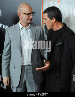 Direstor Steven Soderbergh (L) und warf Mitglied Antonio Banderas vermischen sich bei der Premiere der motion picture Thriller "Drunter und drüber", an der Directors Guild of America in Los Angeles am 5. Januar 2012. UPI/Jim Ruymen Stockfoto