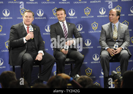 David Beckham (C) mit der AEG-Präsident und CEO Tim Leiweke (L) und General Manager und Head Coach Bruce Arena (R) verkündet einen zweijährigen Vertrag mit den Los Angeles Galaxy während einer Pressekonferenz im Staples Center in Los Angeles am 19. Januar 2012. UPI/Phil McCarten Stockfoto