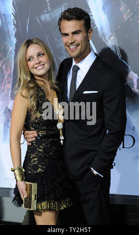 Theo James, ein Ensemble in der motion picture fantasy Horror' Unterwelt Erwachen" kommt für die Premiere des Films mit einem Gast am Grauman's Chinese Theater in Hollywood" in Los Angeles am 19. Januar 2012. UPI/Jim Ruymen Stockfoto