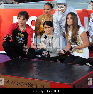 Prinz, Decke und Paris (L-R), die Kinder des Verstorbenen Popstar Michael Jackson an einem Hand- und Fußabdruck Zeremonie am Grauman's Chinese Theater in Hollywood" in Los Angeles am 26. Januar 2012. UPI/Jim Ruymen Stockfoto