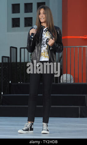 Paris Jackson führt Sänger Justin Bieber ein Tribut Song für ihren Vater, den verstorbenen Popstar Michael Jackson während einer Hand- & Fußabdruck Zeremonie am Grauman's Chinese Theater in Hollywood" in Los Angeles am 26. Januar 2012 durchzuführen. UPI/Jim Ruymen Stockfoto