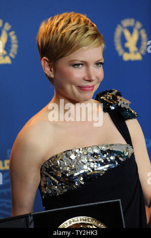 Moderatorin Michelle Williams, akzeptieren die hervorragenden Regiedebüt Leistungen im Dokumentarfilm für "Projekt Nim'' im Namen von James Marsh, erscheint backstage bei der 64. jährlichen Directors Guild of America Awards in Los Angeles am 28. Januar 2012. UPI/Jim Ruymen Stockfoto