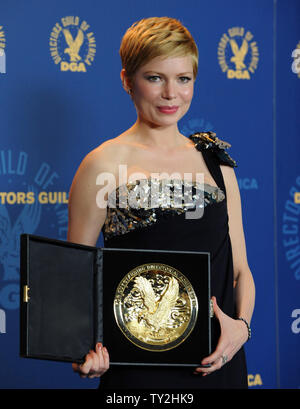 Moderatorin Michelle Williams, akzeptieren die hervorragenden Regiedebüt Leistungen im Dokumentarfilm für "Projekt Nim'' im Namen von James Marsh, erscheint backstage bei der 64. jährlichen Directors Guild of America Awards in Los Angeles am 28. Januar 2012. UPI/Jim Ruymen Stockfoto