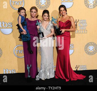 (L - R) Schauspieler Aubrey Anderson-Emmons, Julie Bowen, Sarah Hyland und Sofia Vergara Preisträger Ensemble in einer Comedy Serie "moderne Familie"-Pose in der Presse während der 18. jährlichen Screen Actors Guild Awards in Los Angeles am 29. Januar 2012. UPI/Jim Ruymen Stockfoto