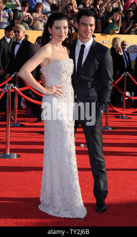 Schauspielerin Julianna Marguiles und ihr Ehemann Keith Lieberthal kommen für die 18. jährlichen Screen Actors Guild Awards im Shrine Auditorium in Los Angeles, am 29. Januar 2012. UPI/Jim Ruymen Stockfoto