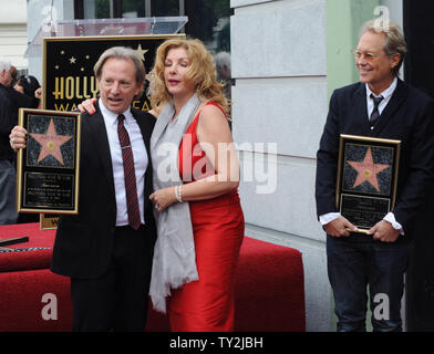 Dewey Bunnell (L) und Gerry Beckley (R), Mitglieder des classic rock Gruppe und Grammy Award-winning duo Amerika, halten Replik Plaketten nach wurden sie mit der 2.459 th Stern auf dem Hollywood Walk of Fame geehrt, während einer enthüllungsfeier in Los Angeles am 6. Februar 2012. Bunnell wird dargestellt, mit seiner Frau Penny. UPI/Jim Ruymen Stockfoto