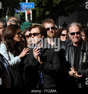 Ehemalige Beatle Paul McCartney (C) und seine Frau Nancy Shevell (L) hören Kommentare während einer enthüllungsfeier McCartney ehrt mit dem 2.460 th Stern auf dem Hollywood Walk of Fame in Los Angeles am 9. Februar 2012. Auf der Suche nach Rechts ist Musiker Neil Young. UPI/Jim Ruymen Stockfoto