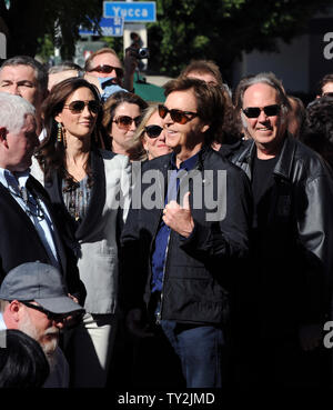 Ehemalige Beatle Paul McCartney (C) und seine Frau Nancy Shevell (L) hören Kommentare während einer enthüllungsfeier McCartney ehrt mit dem 2.460 th Stern auf dem Hollywood Walk of Fame in Los Angeles am 9. Februar 2012. Auf der Suche nach Rechts ist Musiker Neil Young. UPI/Jim Ruymen Stockfoto